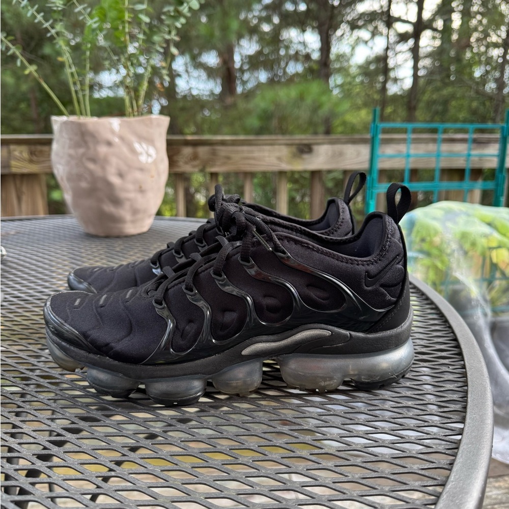 Nike Black VaporMax Plus Sneakers Modern Design